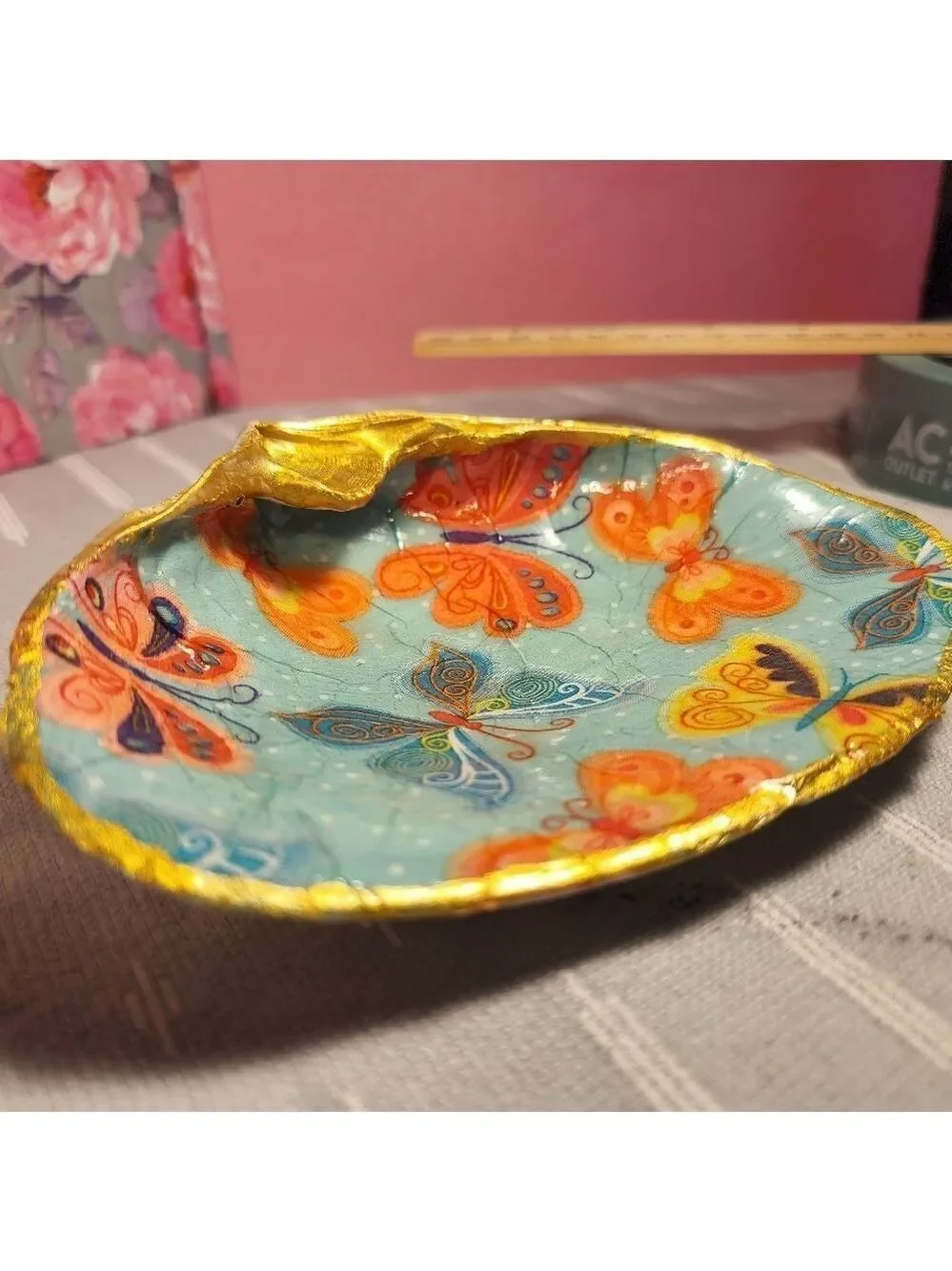 DECOUPAGE CLAM SHELL DECOUPAGE BUTTFLIES ON A CLAM SHELL TRINKET DISH